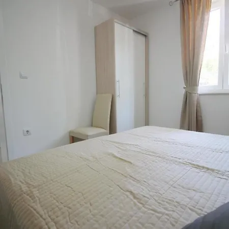 Modern Eingerichtete Fuer 4 Personen In Einem Haus Mit Mehrere Und Mit Pool Apartman *