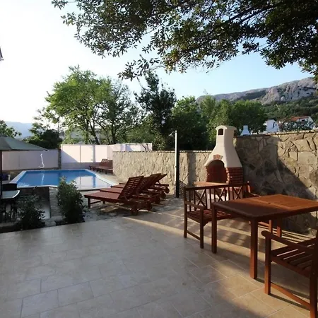 Modern Eingerichtete Fuer 4 Personen In Einem Haus Mit Mehrere Und Mit Pool Apartman *