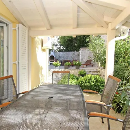 Modern Eingerichtete Fuer 4 Personen In Einem Haus Mit Mehrere Und Mit Pool