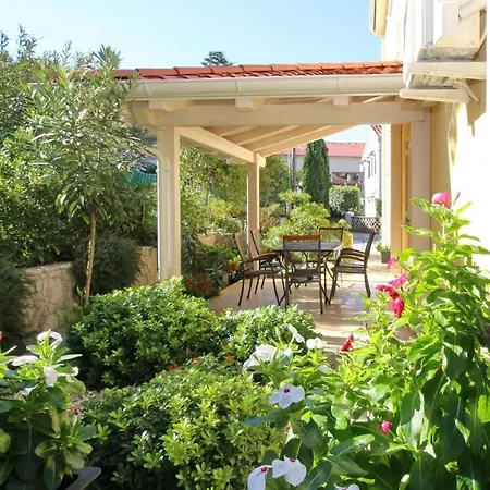 Modern Eingerichtete Fuer 4 Personen In Einem Haus Mit Mehrere Und Mit Pool Baška