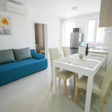 Apartment Modern Eingerichtete Fuer 4 Personen In Einem Haus Mit Mehrere Und Mit Pool Baska (Krk)