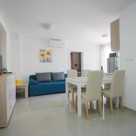 Apartment Modern Eingerichtete Fuer 4 Personen In Einem Haus Mit Mehrere Und Mit Pool