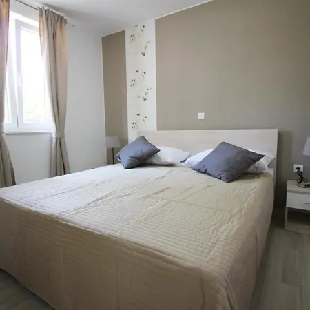 Modern Eingerichtete Fuer 4 Personen In Einem Haus Mit Mehrere Und Mit Pool Baska (Krk)