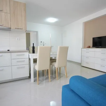 Modern Eingerichtete Fuer 4 Personen In Einem Haus Mit Mehrere Und Mit Pool *