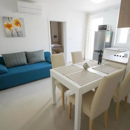 Modern Eingerichtete Fuer 4 Personen In Einem Haus Mit Mehrere Und Mit Pool Apartment *