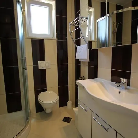 Apartment Modern Eingerichtete Fuer 4 Personen In Einem Haus Mit Mehrere Und Mit Pool
