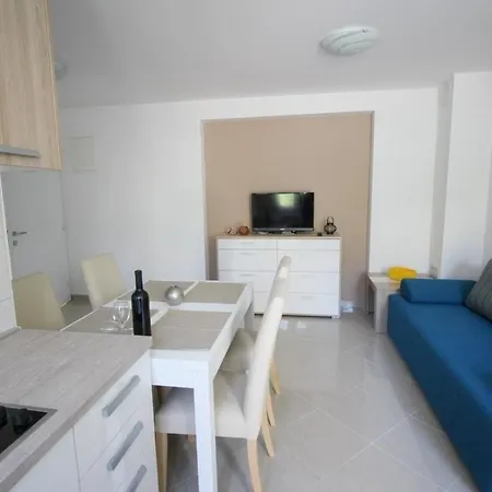 Modern Eingerichtete Fuer 4 Personen In Einem Haus Mit Mehrere Und Mit Pool Apartment Baska (Krk)