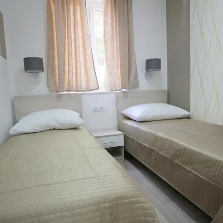 Apartment Modern Eingerichtete Fuer 4 Personen In Einem Haus Mit Mehrere Und Mit Pool *