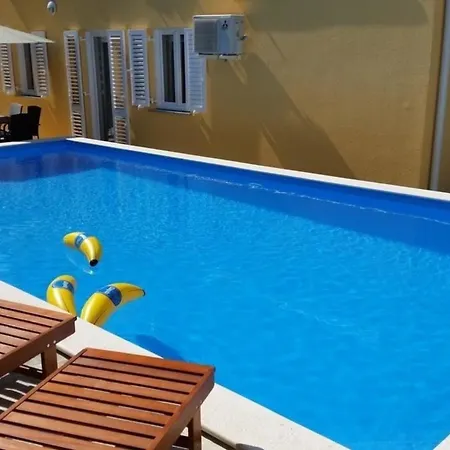 Apartment Modern Eingerichtete Fuer 4 Personen In Einem Haus Mit Mehrere Und Mit Pool