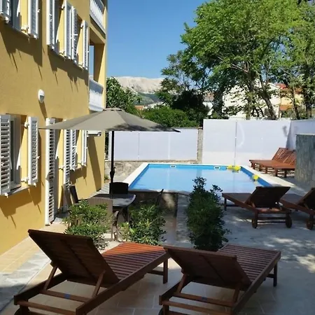 Apartment Modern Eingerichtete Fuer 4 Personen In Einem Haus Mit Mehrere Und Mit Pool