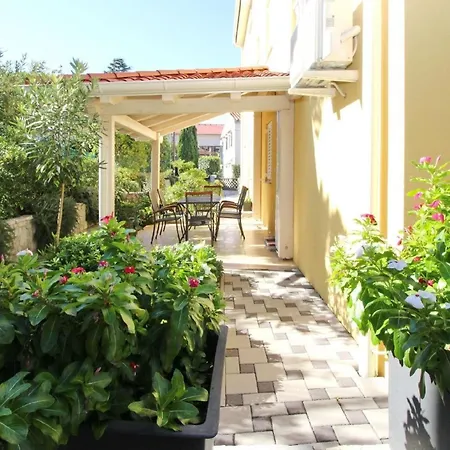 Apartment Modern Eingerichtete Fuer 4 Personen In Einem Haus Mit Mehrere Und Mit Pool *