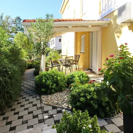 Apartment Modern Eingerichtete Fuer 4 Personen In Einem Haus Mit Mehrere Und Mit Pool
